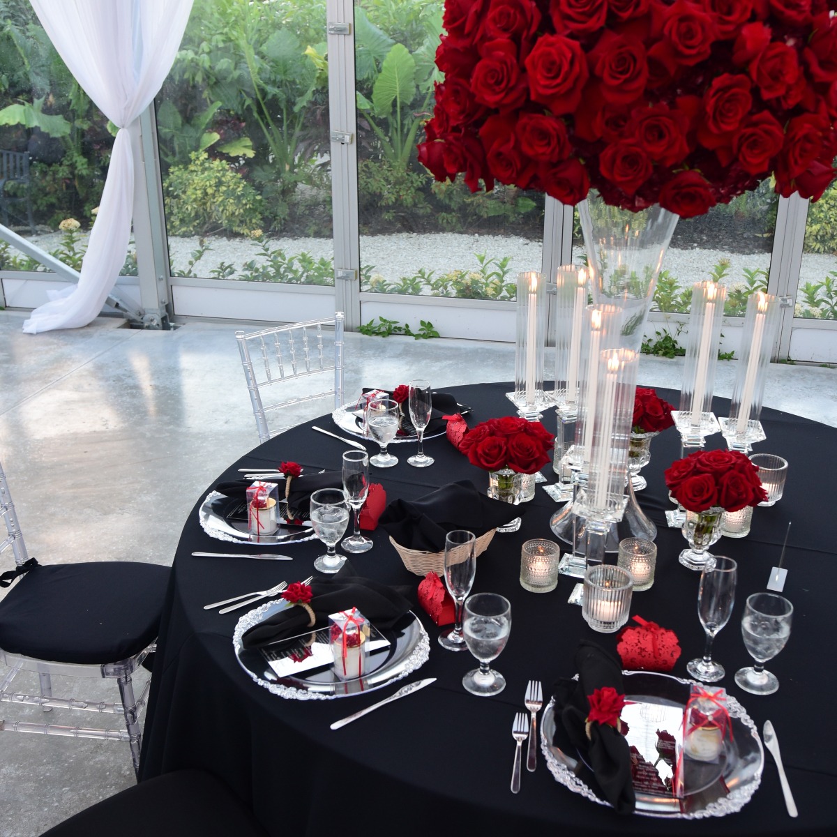 black and red wedding reception table